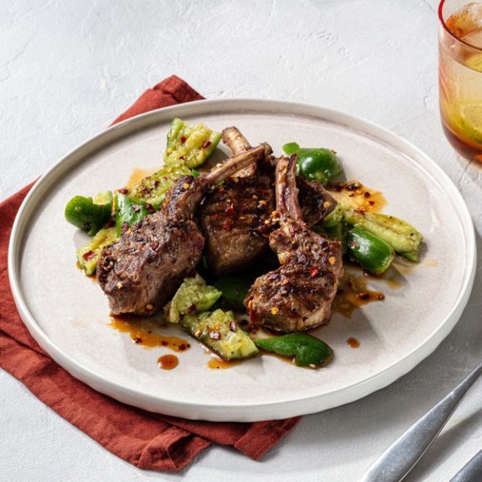 Agneau grillé façon Sichuan et concombres écrasés, avec de la sauce soja au sésame