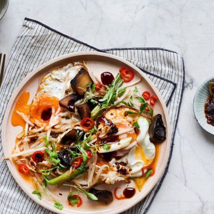 Oeufs croustillants aux champignons, pousses de soja et ciboule