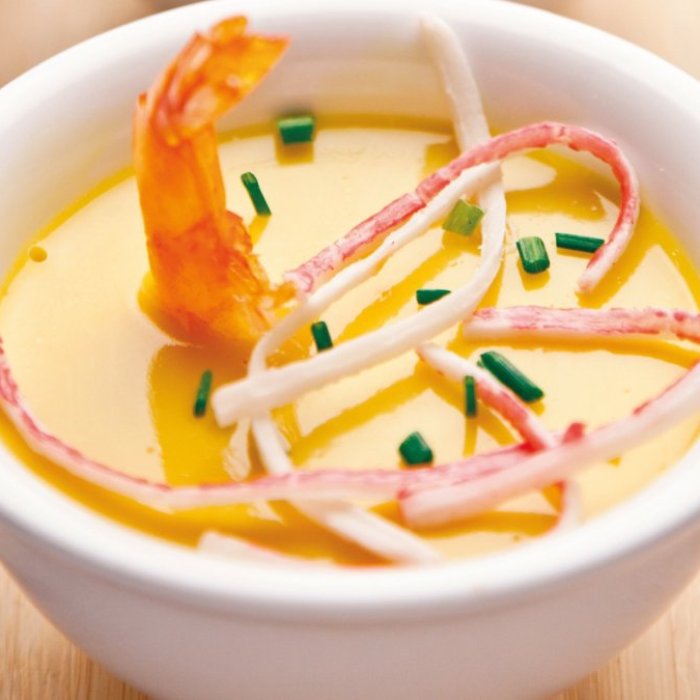 Oeufs cuits à la vapeur avec fruits de mer