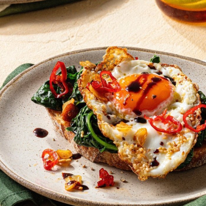 Œufs frits au sésame et chou kale, ail frit et piment