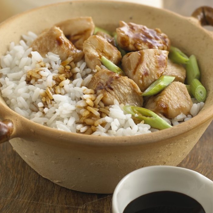 Riz au poulet cuit en terre cuite