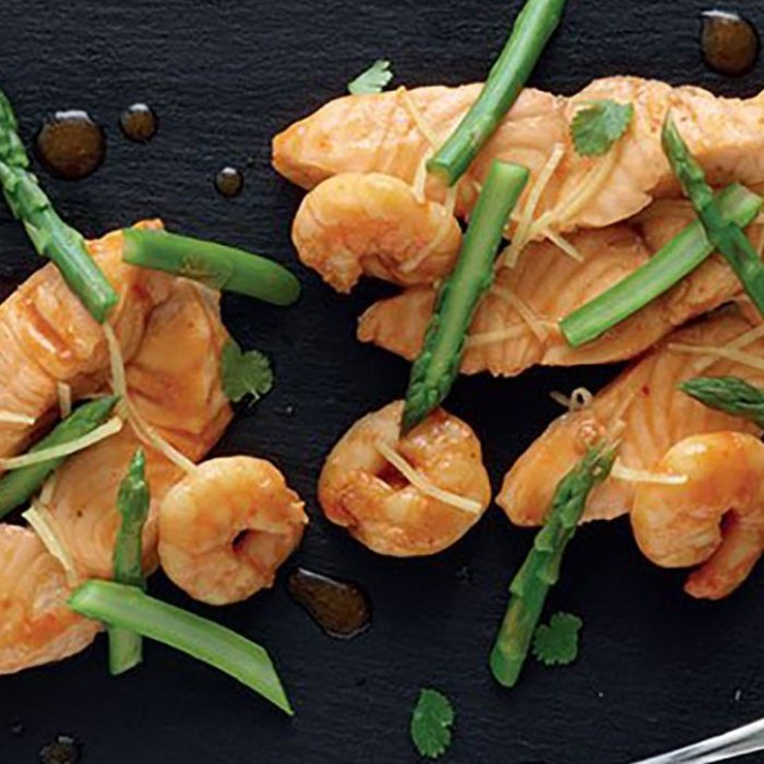 Saumon et crevettes à l'ail et aux tomates