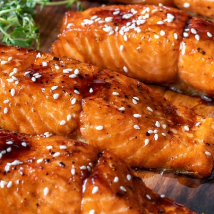 Saumon laqué avec une sauce d’huître et du basilic