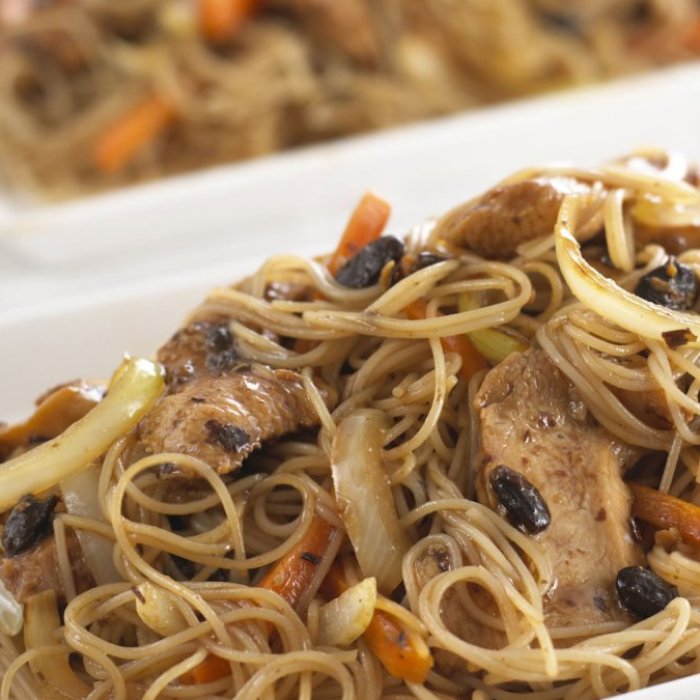 Vermicelles de riz au poulet et à la sauce haricots de soja noirs et à l’ail