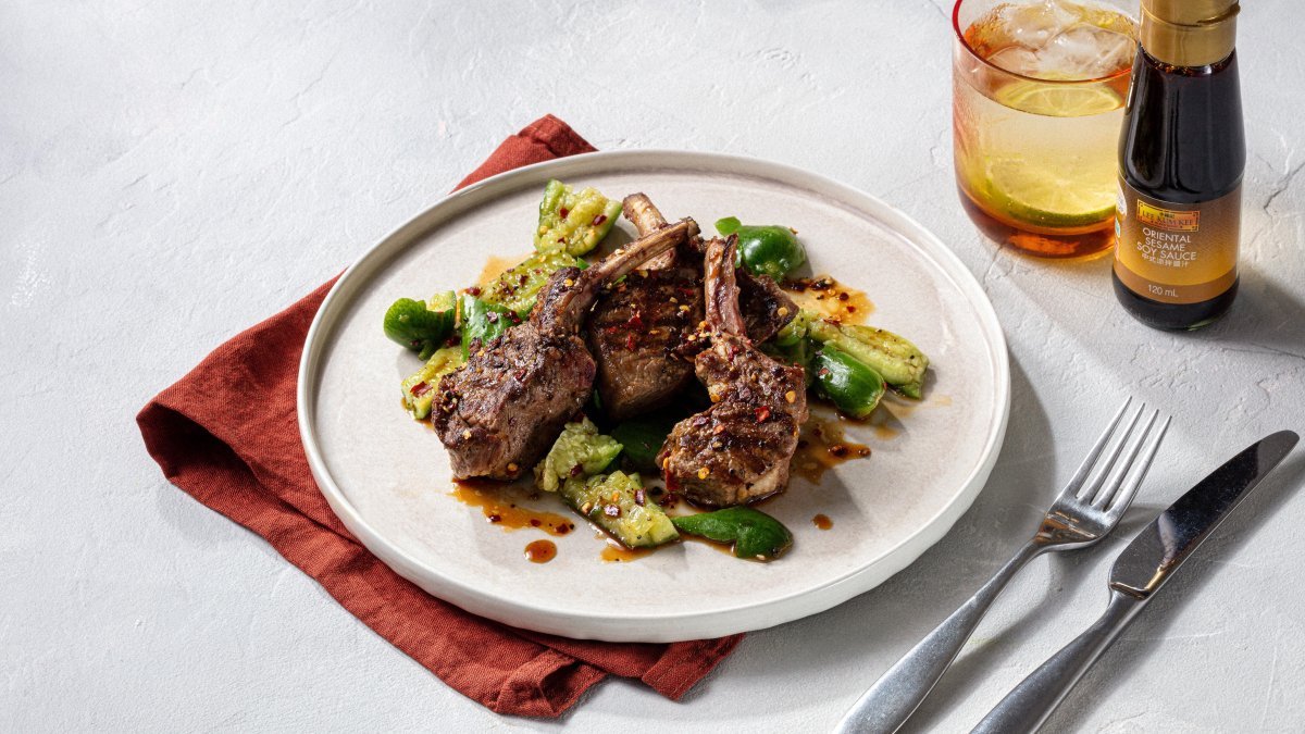 Agneau grillé façon Sichuan et concombres écrasés, avec de la sauce soja au sésame