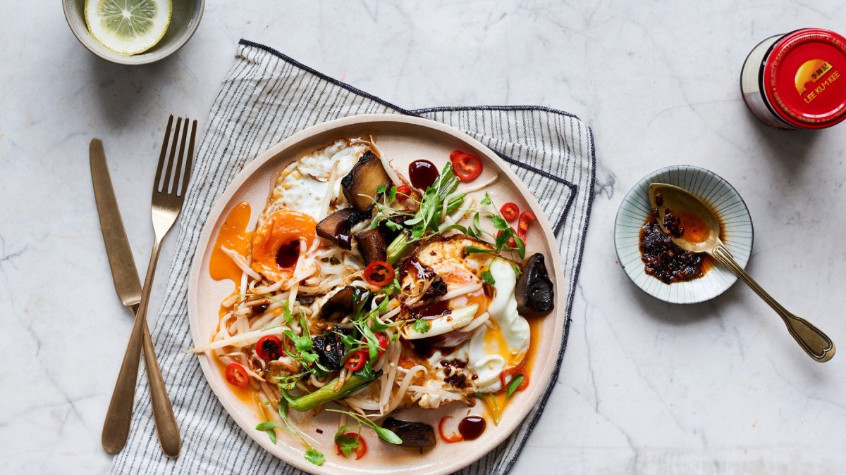 Oeufs croustillants aux champignons, pousses de soja et ciboule