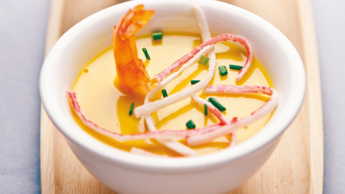 Oeufs cuits à la vapeur avec fruits de mer