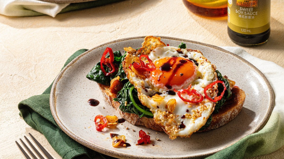 Œufs frits au sésame et chou kale, ail frit et piment