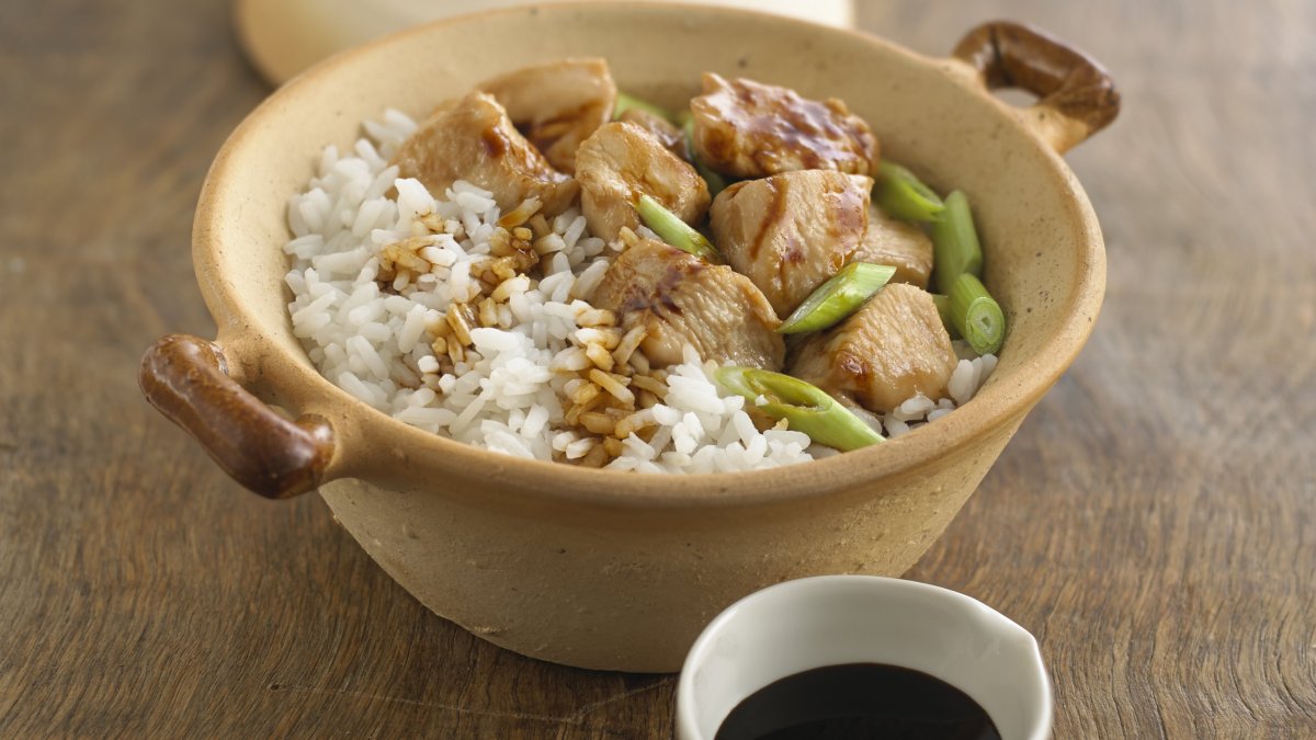 Riz au poulet cuit en terre cuite