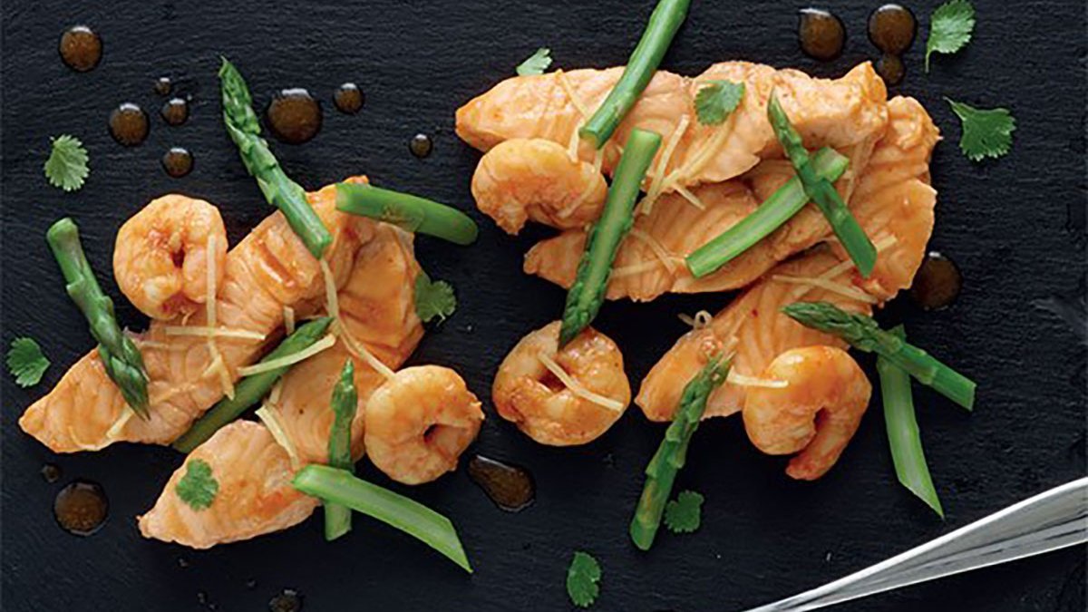 Saumon et crevettes à l'ail et aux tomates