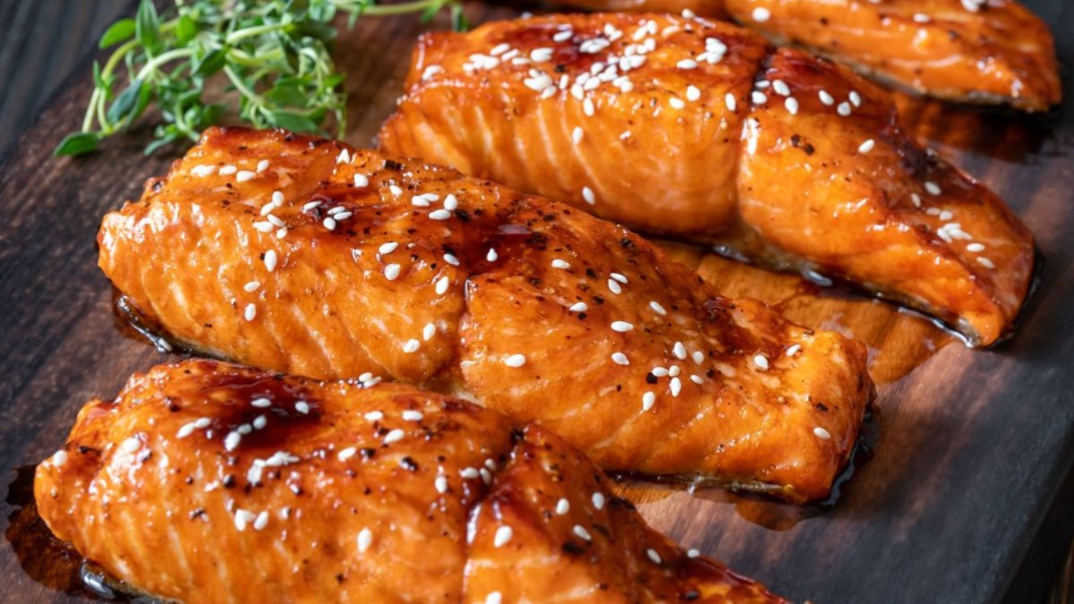 Saumon laqué avec une sauce d’huître et du basilic