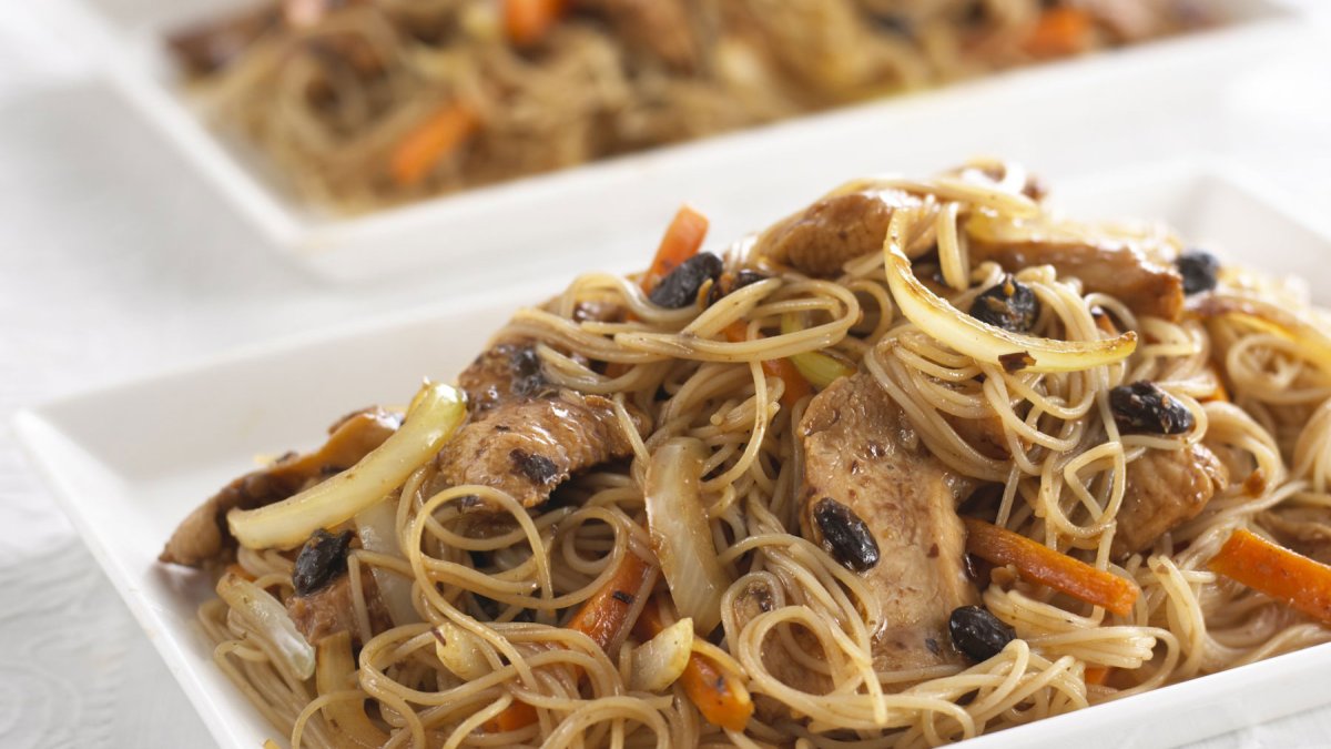 Vermicelles de riz au poulet et à la sauce haricots de soja noirs et à l’ail